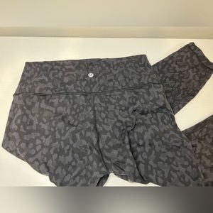 Lululemon wunder under leggings size 10, black leopard print